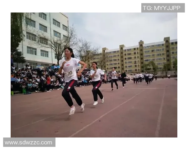 足球矫健:探索运动与健康的完美结合之道与实践 足球矫健:探索运动与健康的完美结合之道与实践